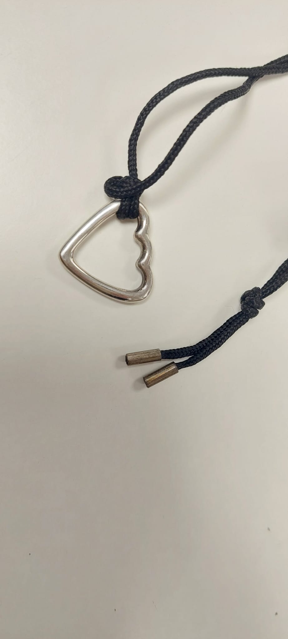 Ristomatti Ratian hopeasydän-riipus 1990-luvulta