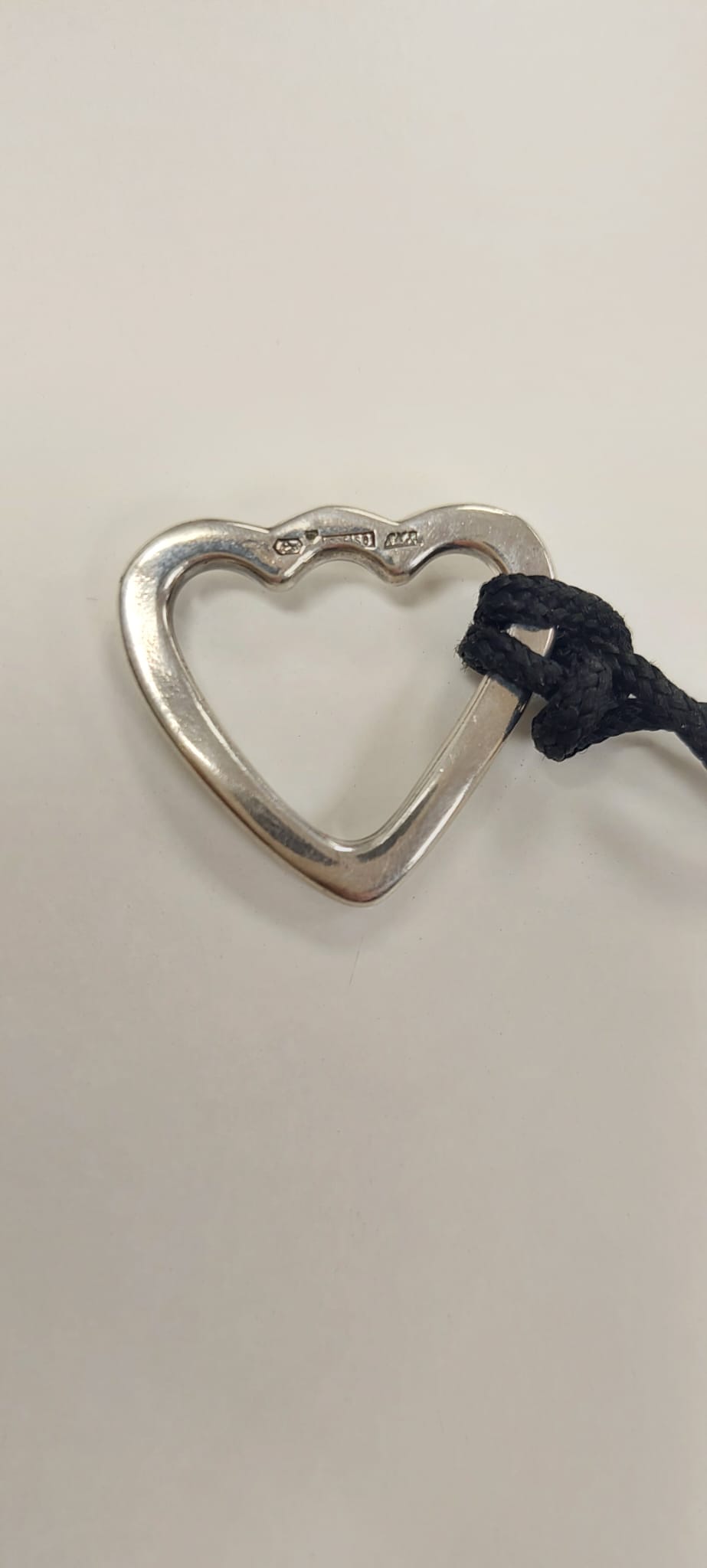 Ristomatti Ratian hopeasydän-riipus 1990-luvulta