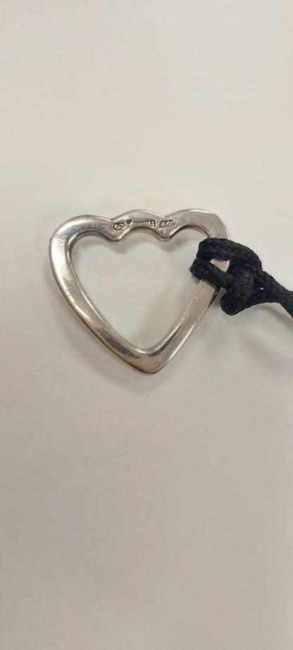 Ristomatti Ratian hopeasydän-riipus 1990-luvulta