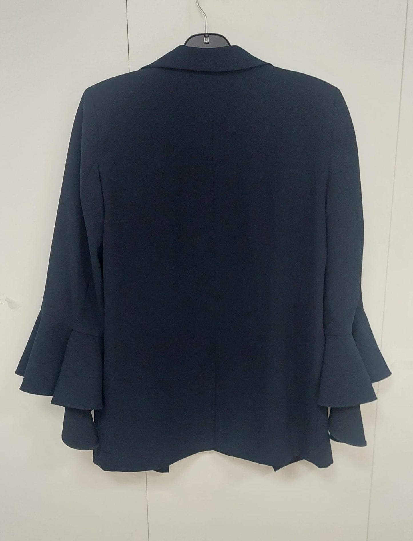 River Island tummansininen jakku röyhelöhihansuilla, koko 36
