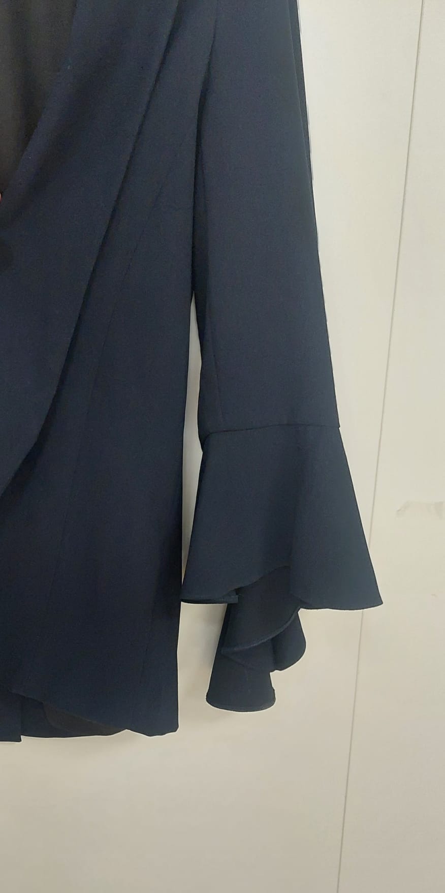 River Island tummansininen jakku röyhelöhihansuilla, koko 36
