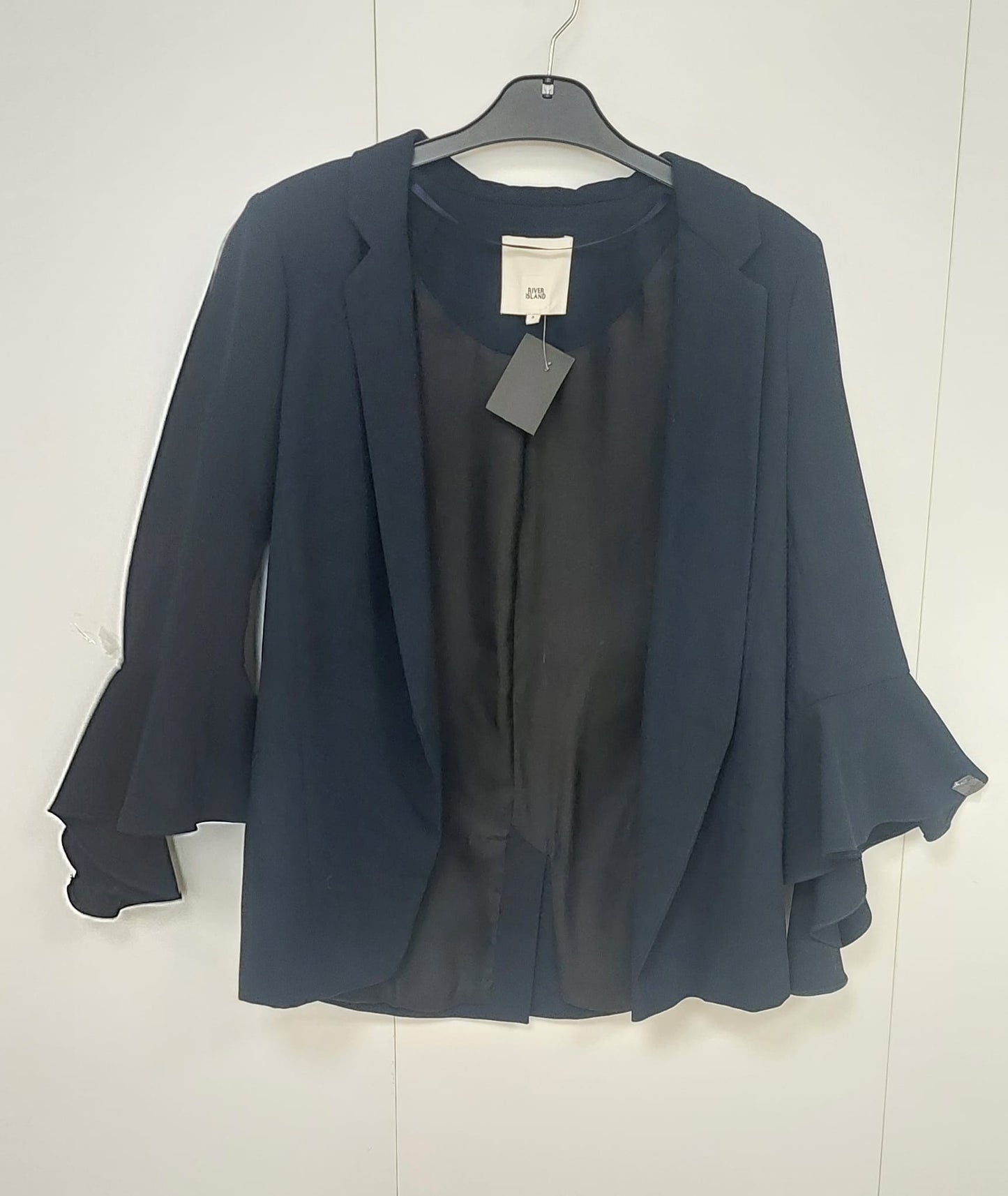 River Island tummansininen jakku röyhelöhihansuilla, koko 36
