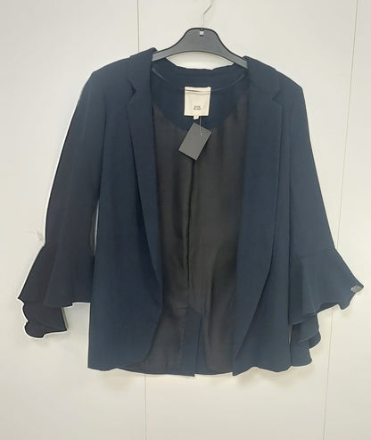 River Island tummansininen jakku röyhelöhihansuilla, koko 36