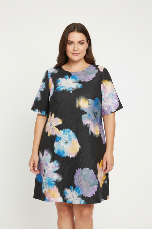 Lyhyt kukkamekko isolla mallilla