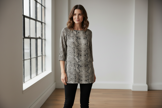 Mango Suit käärmekuvioinen tunika mallilla