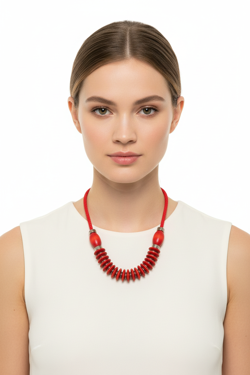 Punainen helmikaulakoru mallilla