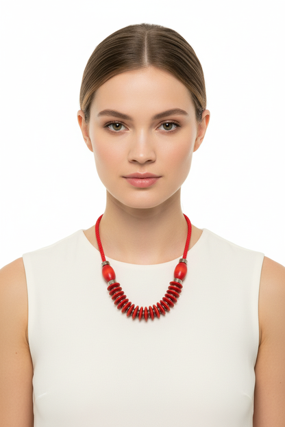 Punainen helmikaulakoru mallilla