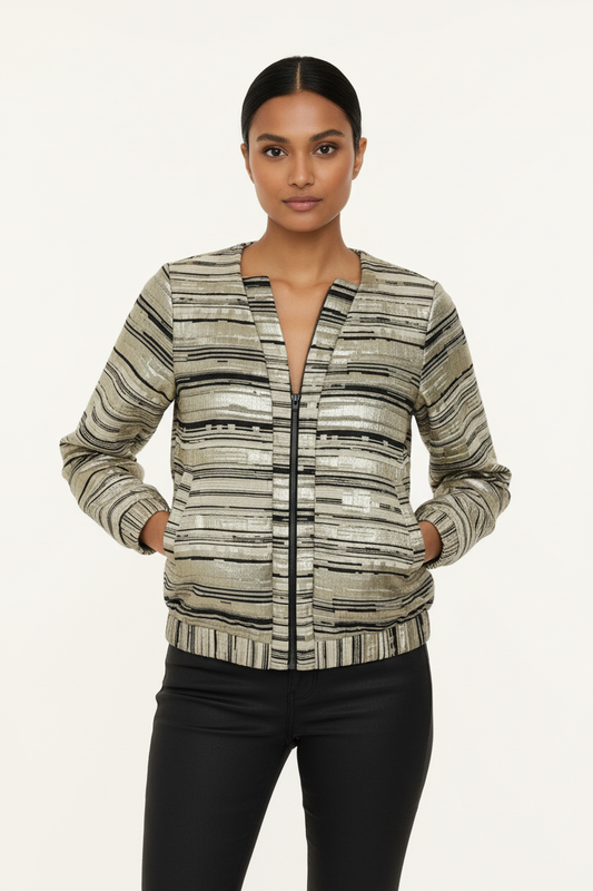 Raidallinen takki mallilla