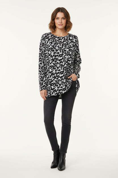 Studiokuva väljästä paidasta, joka ulottuu takapuolen yli